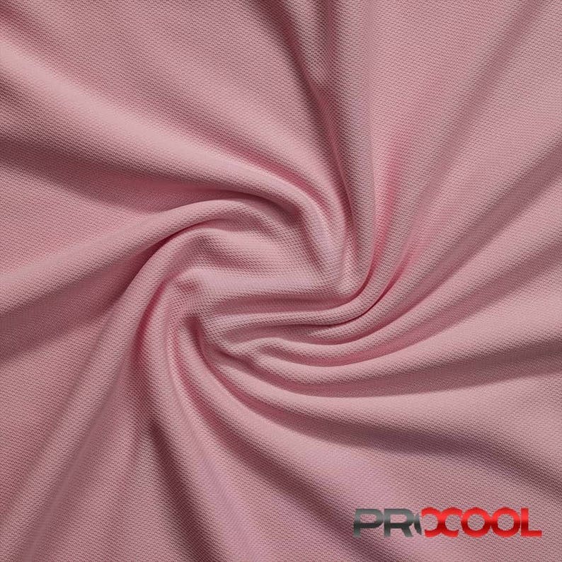 Pu&ograve; includere: Un primo piano di un tessuto rosa testurizzato. Il tessuto &egrave; morbido e ha una lucentezza sottile. &Egrave; perfetto per realizzare abbigliamento, accessori o arredamento per la casa.
