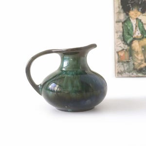 ヴィンテージ ブルーマウンテン陶器の花瓶／水差し – カナダのミッドセンチュリーモダン – グリーンの滴釉薬