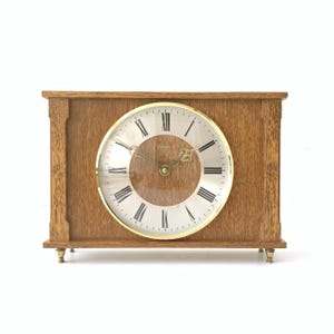 Eikenhouten bureauklok uit het midden van de eeuw - vintage Duitse Heges-tafelklok