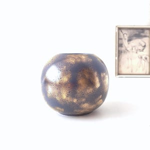 Jarrón esférico vintage azul y dorado, cerámica europea.