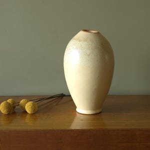 Vaso giallo tenue di metà secolo, ceramica della Germania occidentale