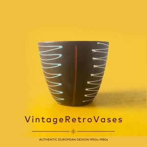 Könnte beinhalten: Eine dunkelbraune Keramikvase mit einer vertikalen orangefarbenen Linie und horizontalen wellenförmigen Linien in Hellblau und Weiß. Der Text "VintageRetroVases" steht unter der Vase, gefolgt von "AUTHENTIC EUROPEAN DESIGN 1950s-1980s".