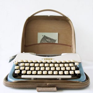 SUPERB condition Voss Privat portable Typewriter. 1962. Professionally serviced image 2