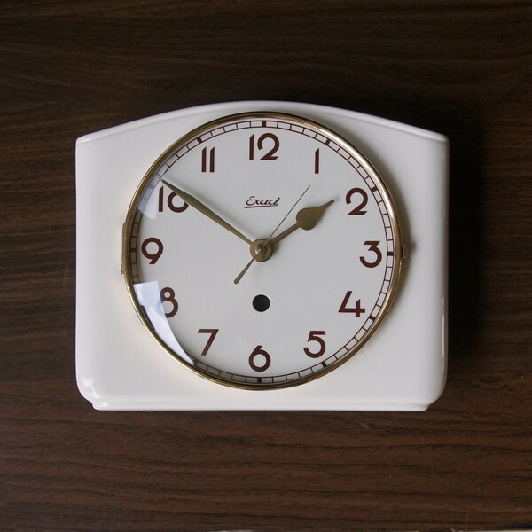Off White Art Deco Keramik Wanduhr, von Exact, Germany