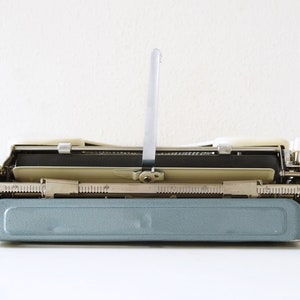 SUPERB condition Voss Privat portable Typewriter. 1962. Professionally serviced image 6