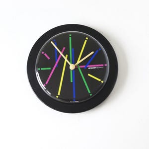 Reloj de pared posmoderno Staiger, negro con diseño abstracto colorido (años 80, Alemania Occidental)