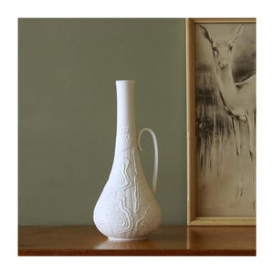 AK Kaiser Op Art Vase – White Bisque Porcelain – Abstract Relief – 70s Germany