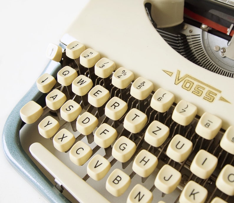SUPERB condition Voss Privat portable Typewriter. 1962. Professionally serviced image 4