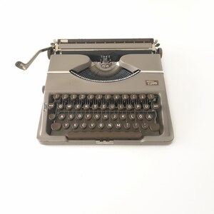 Máquina de escribir Triumph Tippa en EXCELENTE estado. Alemania, 1957. ¡Revisión profesional!