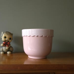 Puede incluir: Un juego de tres tazas de cerámica con un acabado moteado y mate. Las tazas son de color crema, gris claro y gris oscuro. Cada taza tiene un diseño simple y minimalista, ideal para café o té.