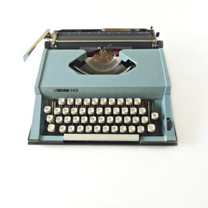 Macchina da scrivere Engadine 142 degli anni &#39;70, colore petrolio e bianco sporco, revisionata professionalmente