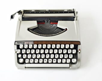 Typewriter Brother Deluxe 1350 Vintage Portable Made in