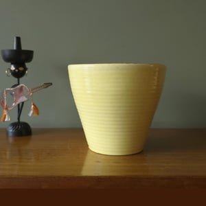 Maceta de cerámica de Alemania Occidental, estilo moderno de mediados de siglo, amarilla y negra.