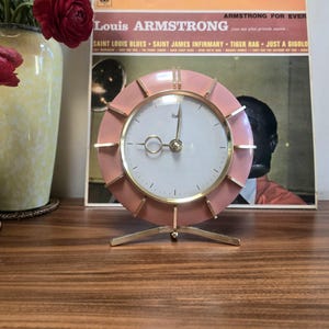 Reloj de mesa Urgos de mediados de siglo, rosa / Latón / Alemania