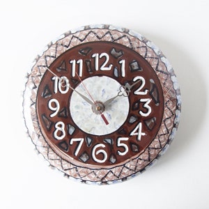 Keramische wandklok uit het midden van de eeuw, van De Olde Kruyk (DOK), Nederlands aardewerk