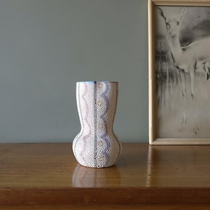 Jarrón de mediados de siglo, decoración en relieve en tonos pastel, fabricado en Italia.