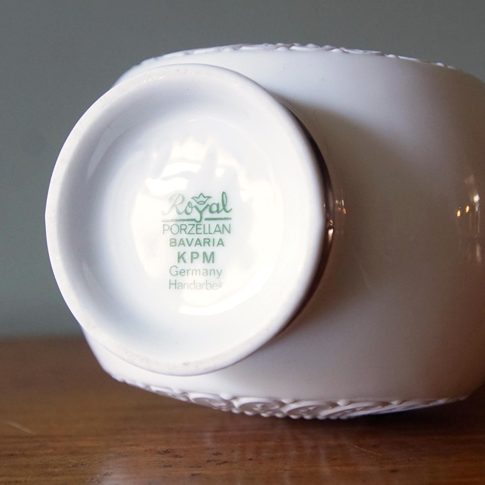 ドイツKPM白磁ベース　アンティーク kpmku00teacs.jpg