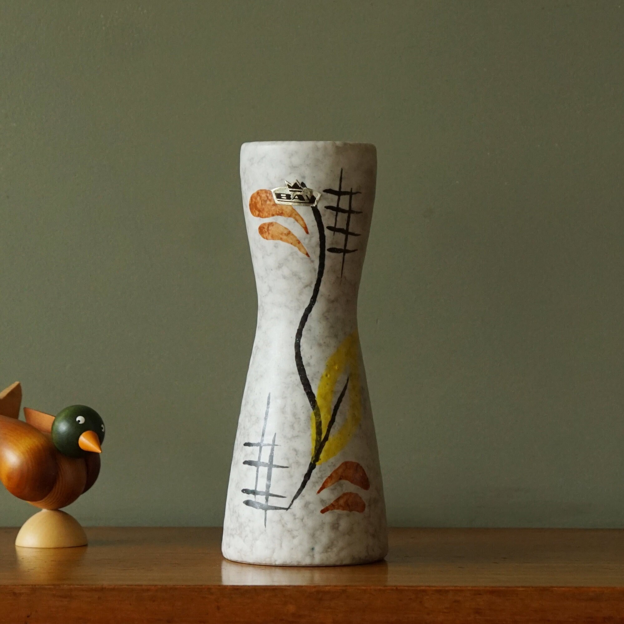 "Vase gris doux du milieu siècle : décor abstrait coloré, poterie allemande de l