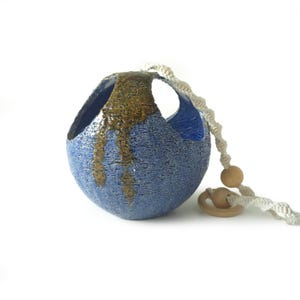 Maceta colgante de estilo mediados de siglo en azul y marrón / con forma de bola, cerámica holandesa