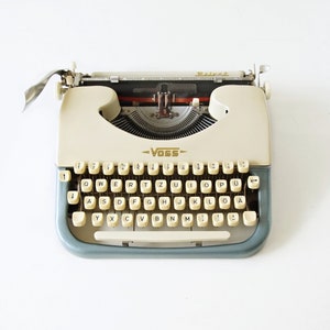 SUPERB condition Voss Privat portable Typewriter. 1962. Professionally serviced image 1