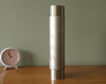 Vaso cilindrico in acciaio stile era spaziale, decorazione modernista della Germania Ovest