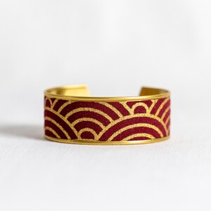 Brazalete japonés de latón | Tejido japonés con estampado seigaiha burdeos | Pulsera ajustable hecha a mano | Joyería única para mujer