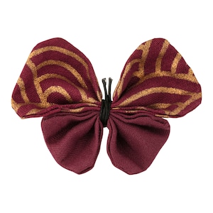 Broche papillon en tissus japonais grandes vagues dorées sur fond bordeaux
