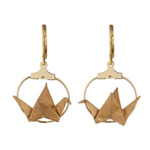 Orecchini a forma di gru origami realizzati in carta giapponese. Mini orecchini a cerchio dorati e uccellino dorato. Chiusure placcate in oro.