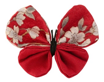 Broche papillon en tissus japonais motifs cerisiers en fleurs sur fond rouge