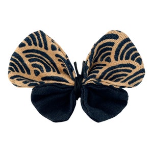 Broche papillon en tissus japonais petites vagues bleus sur fond écru