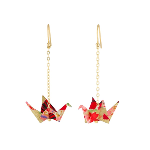 Boucles d'oreilles grue origami en papier japonais. Chaîne dorée et oiseau rouge et doré à motifs. Attaches dorées à l'or fin.