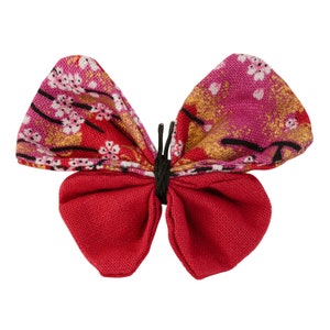 Broche papillon en tissus japonais cerisiers en fleurs sur fond rouge