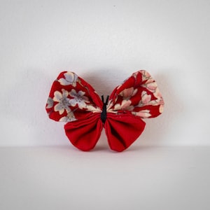 Spilla a farfalla in tessuto giapponese | Fiori di ciliegio su sfondo rosso | Gioielli fatti a mano | Regalo elegante e originale