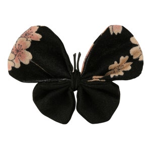 Broche papillon en tissus japonais motifs cerisiers en fleurs sur fond noir