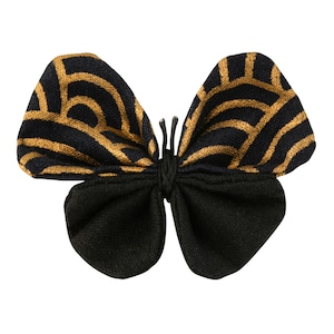 Broche papillon en tissus japonais grandes vagues dorées sur fond noir