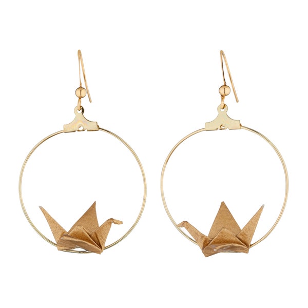 Boucles d'oreilles grue origami en papier japonais. Créoles et oiseaux dorés. Attaches dorées à l'or fin.