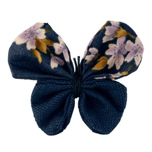Broche papillon en tissus japonais motifs cerisiers en fleurs sur fond bleu
