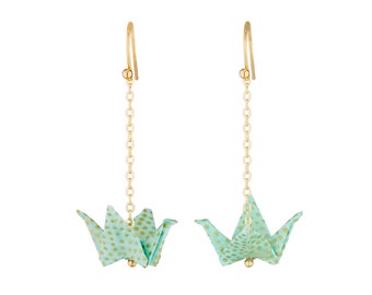 Origami Kranich Ohrringe aus japanischem Papier. Goldene Kette und hellgrüner Vogel mit goldenen Polka Dots. Goldene Krawatten zu feinem Gold.