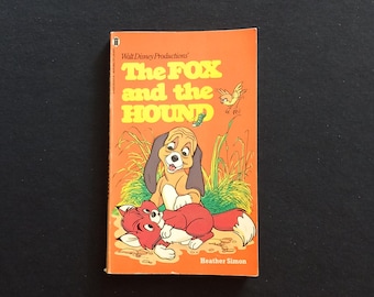 Puede incluir: Un libro de bolsillo vintage titulado "Tod y Toby" de Heather Simon. La portada presenta ilustraciones de un perro y un zorro en un campo de hierba, con el título en letras amarillas grandes sobre un fondo naranja.