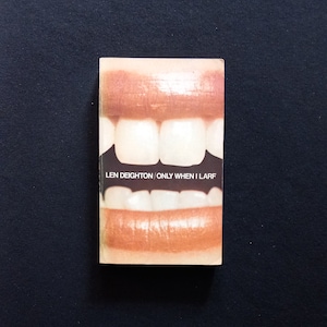 Puede incluir: Una portada de libro con un primer plano de la boca de una mujer con dientes blancos y labios rojos. El texto de la portada dice "LEN DEIGHTON / ONLY WHEN I LARF."