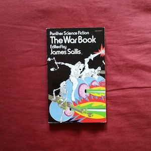 Op de afbeelding: Een paperback boek getiteld "The War Book" van Panther Science Fiction, bewerkt door James Sallis. De omslag toont een kleurrijke illustratie van drie figuren in een futuristische setting.