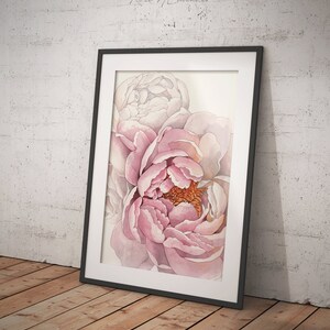 K&ouml;nnte beinhalten: Ein Aquarellbild von rosa und wei&szlig;en Pfingstrosen. Die Blumen sind in einem schwarzen Rahmen und vor einem wei&szlig;en Hintergrund.