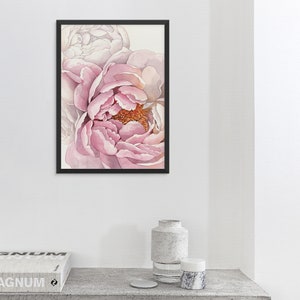 K&ouml;nnte beinhalten: Ein gerahmtes Aquarellbild einer rosa Pfingstrose mit einem hellbraunen Zentrum. Das Bild ist mit "Rose Lavender" betitelt und an einer wei&szlig;en Wand ausgestellt.