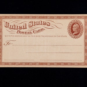 Puede incluir: Una tarjeta postal vintage de los Estados Unidos con un borde rojo y un sello de un centavo con el perfil de una mujer. El texto "United States Postal Card" está impreso en rojo en la parte superior de la tarjeta. El texto "WRITE THE ADDRESS ONLY ON THIS SIDE-THE MESSAGE ON THE OTHER" está impreso en rojo debajo del título de la tarjeta. El texto "To" está impreso en rojo debajo de las instrucciones.
