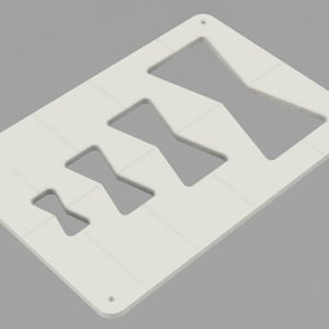 Op de afbeelding: Een witte rechthoekige sjabloon met drie vlinderdasvormige uitsparingen van verschillende grootte. De sjabloon heeft afgeronde hoeken en kleine gaatjes in elke hoek. Het oppervlak heeft een rasterpatroon.