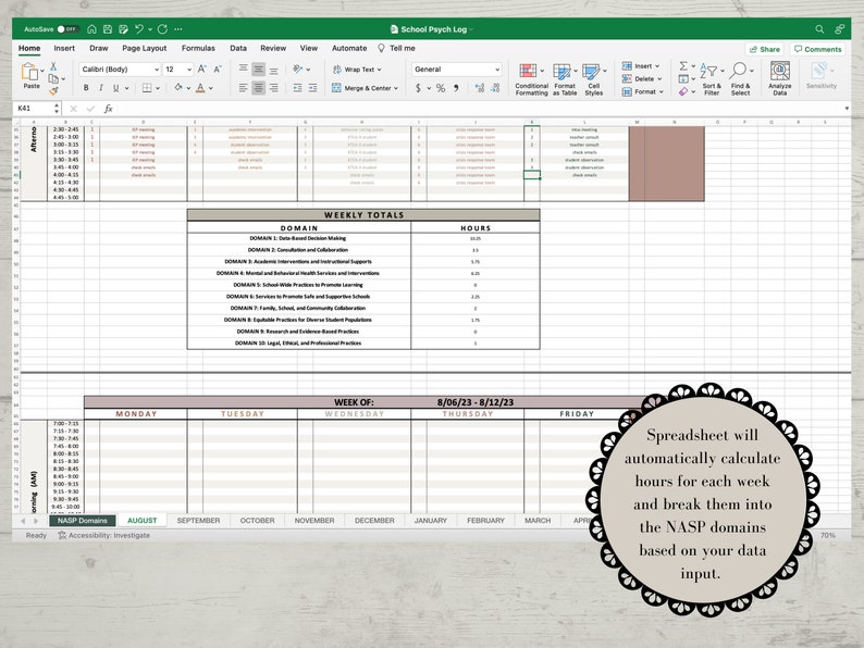Op de afbeelding: Een spreadsheet-sjabloon voor schoolpsychologen om hun wekelijkse gewerkte uren bij te houden, opgesplitst per NASP-domein. De spreadsheet berekent automatisch de uren voor elke week en verdeelt ze over de NASP-domeinen op basis van uw ingevoerde gegevens. De spreadsheet bevat een kalender voor het jaar, met kolommen voor elke maand en rijen voor elke dag van de week.