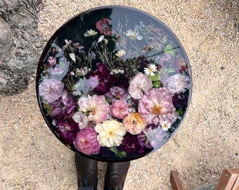 Beistelltisch mit echten Blumen, die in Harz konserviert wurden