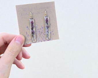 Pendientes oblongos de lavanda: latón bañado en oro de 18 quilates