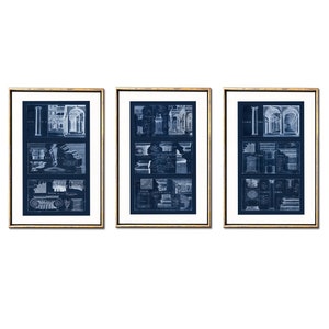 Op de afbeelding: Set van drie blauwe en witte architectuurprints in gouden frames. Elke print toont een gedetailleerde illustratie van verschillende architecturale elementen, waaronder kolommen, bogen en kapitelen.