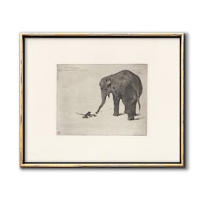 Puede incluir: Un grabado en blanco y negro de un elefante con su trompa extendida hacia dos monos. La imagen está enmarcada en un marco dorado.